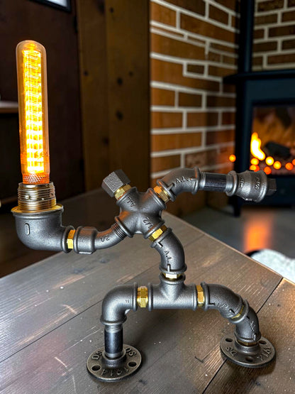 KerleKiste Hampelmann Tischleuchte aus schwarzem Industrierohr mit leuchtender Edison-Glühbirne im Vintage-Stil